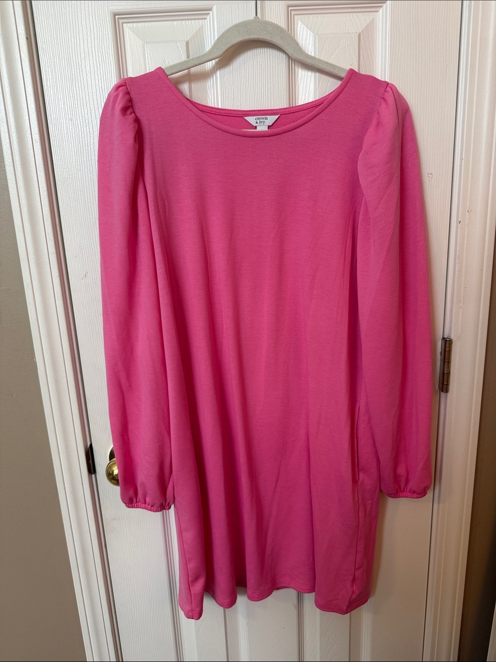 Crown & Ivy Hot Pink knit Long Sleeve Shift Dress with pockets!!💗 Worn once